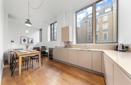 Somers Town Apartment | Two Story 2 BR w/Modern Full Kitchen, Walk to Regent's Park and So Much More!