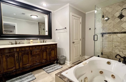 Greenway Plaza-Upper Kirby House | Two Story House in UPPER KIRBY/Montrose 4BR 3BA Gated Driveway