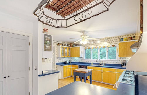 Otter Creek House | Two-story mountain view home with a full kitchen, fast WiFi, firepit, & patio