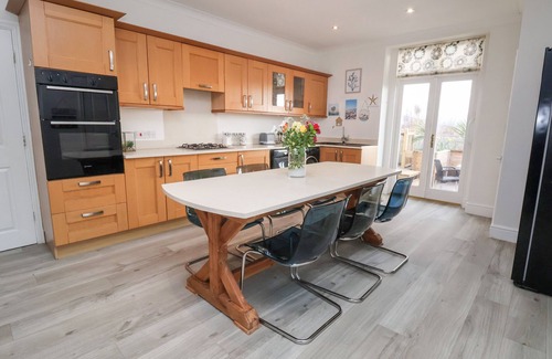 Rhyl Cottage | TY CANOL, pet friendly, character holiday cottage in Rhyl
