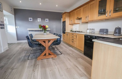 Rhyl Cottage | TY CANOL, pet friendly, character holiday cottage in Rhyl