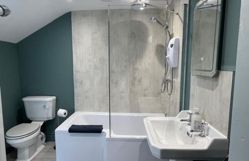 Fishguard House | Tŷ Glas, Fishguard, Ideal for beach, coastal path and town!