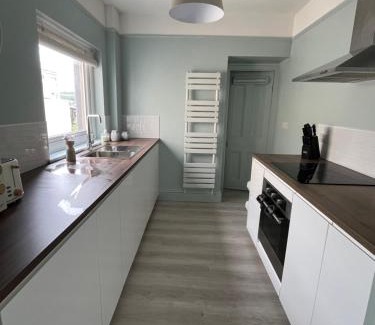 Fishguard House | Tŷ Glas, Fishguard, Ideal for beach, coastal path and town!
