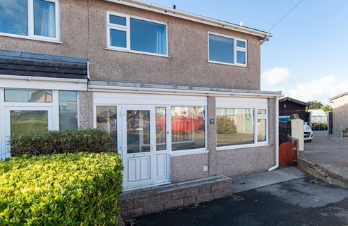 Saundersfoot House | Ty Gwyn - Hot Tub, Parking, Dog Friendly