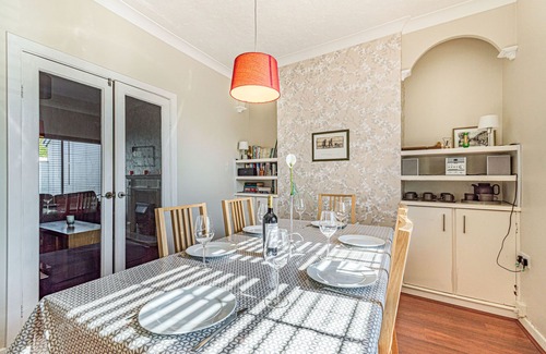 Kidwelly Cottage | TY'R YSTRAD, pet friendly, with a garden in Kidwelly