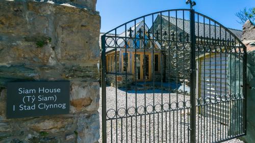 Newborough House | Ty Siam