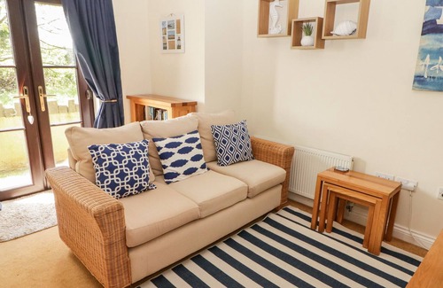 Burry Port Cottage | TÝ TYWYN BACH, 4 CHANDLERS YARD, family friendly in Burry Port