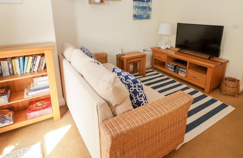 Burry Port Cottage | TÝ TYWYN BACH, 4 CHANDLERS YARD, family friendly in Burry Port