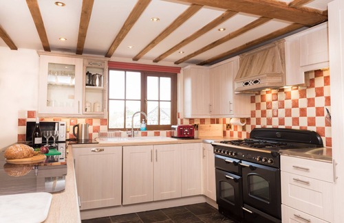 Criccieth Cottage | TYDDYN MORTHWYL, pet friendly, with open fire in Criccieth