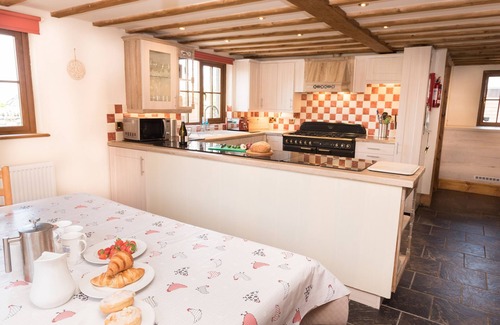 Criccieth Cottage | TYDDYN MORTHWYL, pet friendly, with open fire in Criccieth