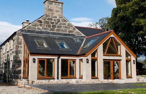 Criccieth Cottage | TYDDYN MORTHWYL, pet friendly, with open fire in Criccieth