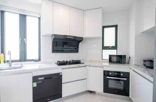 Xujiahui Bed & Breakfast | Tyms Elegant 4BR 2BA Apt in Xujiahui