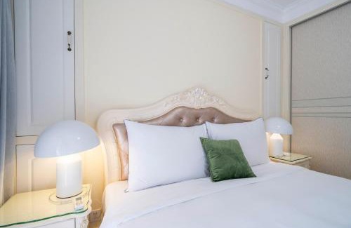 Minhang Apartment | Tyms Modern 2BR APT Xujiahui Dacheng Residence