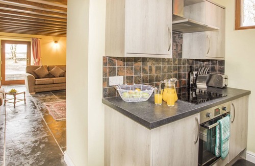 Penrhyndeudraeth Cottage | TYN LLWYN CORNEL, pet friendly, with open fire in Beddgelert