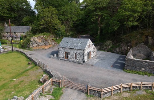 Penrhyndeudraeth Cottage | TYN LLWYN CORNEL, pet friendly, with open fire in Beddgelert