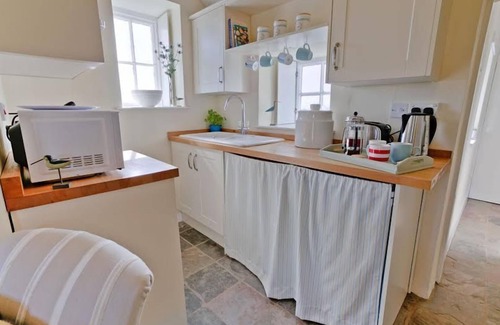 Ty Croes Cottage | Tyn Towyn - a coastal that sleeps 4 guests in 2 bedrooms