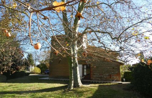 Montlaur Cottage | Typical country house, pink brick and Lauragais pebbles.