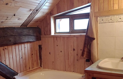 La Lechere Ski Chalet | Typical Savoyard chalet for calm mountain lovers.
