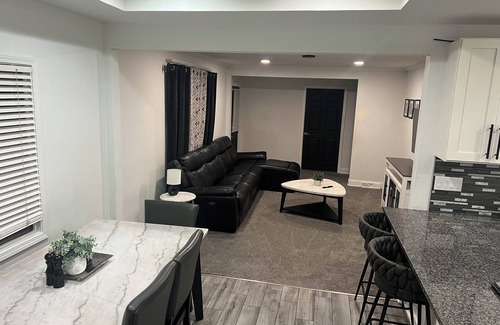 Plum House | U.S open Oakmont home! 4 minutes away! Walking distance!