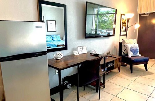 Ruskin Apartment | U617 Canal and Pool Little Harbor
