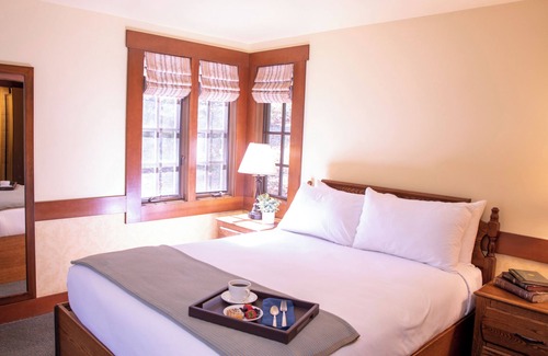 Lake Arrowhead Hotel | UCLA Lake Arrowhead Lodge