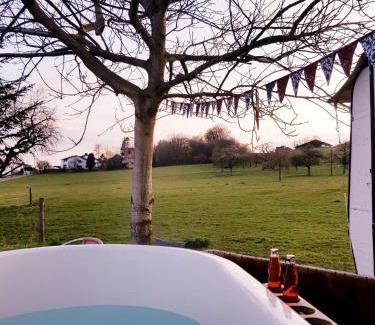 Meikirch House | Uelis-Stoeckli Gästezimmer mit Billard und Lamatrekking