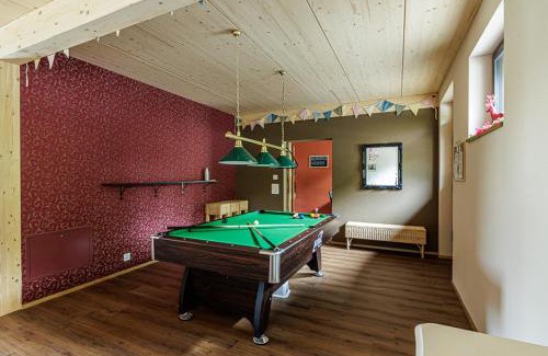Meikirch House | Uelis-Stoeckli Gästezimmer mit Billard und Lamatrekking