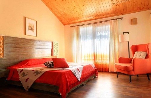 Bullawala Ski Chalet | UK 07 2BR Cottage With Pool Lawn