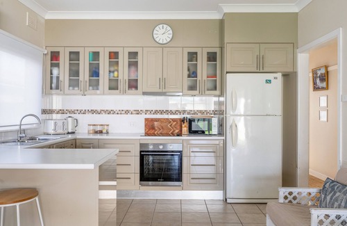 Ulladulla House | Ulladulla - Sleeps 8! Pet Friendly! WIFI! Aircon!nflat yard for pets and kids.