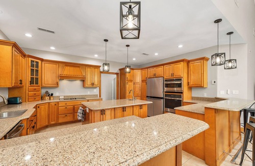 North Woodstock House | Ultimate 9 BD Holiday Home: Firepit, Theater, Game Rm, Bar, Decks, River