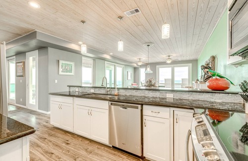Gilchrist House | Ultimate | Beachfront | Sunset Views | Sleeps 16