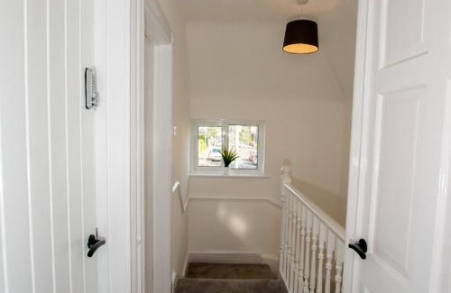 London Borough of Bromley House | Ultimate Comfort 4-Bedroom Property for 7 People