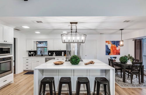 Southwest Carrollton House | Ultimate Comfort & Modern Elegance in our Renovated Pool House with Hot Tub