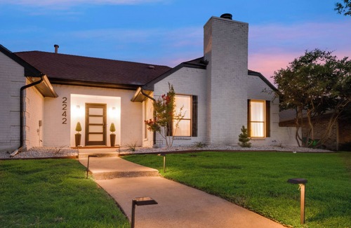 Southwest Carrollton House | Ultimate Comfort & Modern Elegance in our Renovated Pool House with Hot Tub