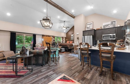 Branson Cabin | Ultimate Couples Escape w/Hot Tub & Firepit + Free Family Tickets