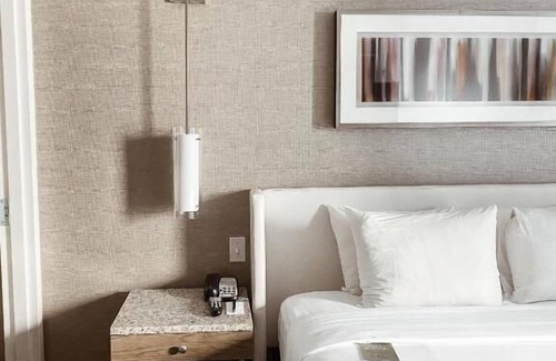 Near North Side House | Ultimate Getaway! Pet-friendly Accommodation Closeto Navy Pier and 360 Chicago.