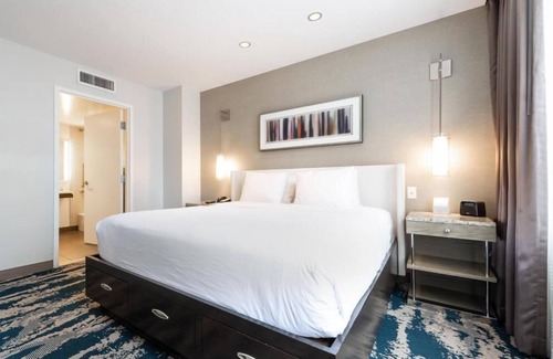 Near North Side House | Ultimate Getaway! Pet-friendly Accommodation Closeto Navy Pier and 360 Chicago.