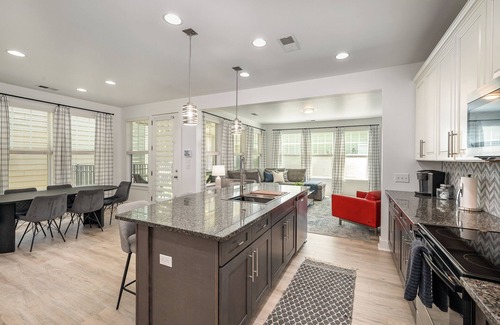 Charlotte House | Ultimate Group Getaway: Full House & Guest House ~ 2 Miles from Uptown Charlotte