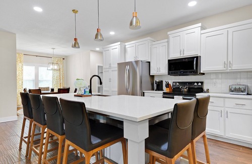 I-435 West KC-KS House | -Ultimate KC BNB-21 Guests-30 night min-Heated POOL-GoldenTee-Poker-KS Speedway-
