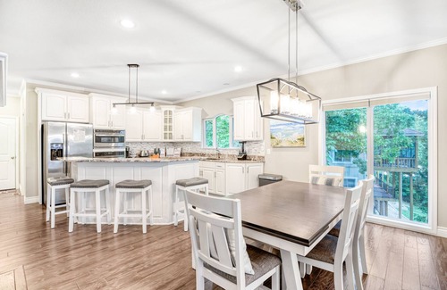 Sunrise Beach House | Ultimate Lake Dream! 5 bdrms & Sleeps 19 Guests!