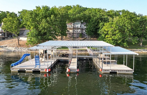 Sunrise Beach House | Ultimate Lake Dream! 5 bdrms & Sleeps 19 Guests!