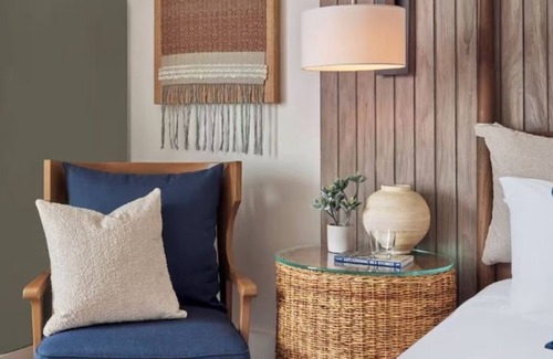 Goat Island Hotel | Ultimate Stay! Spacious Unit, Pool, Restaurant, Downtown Shopping District!