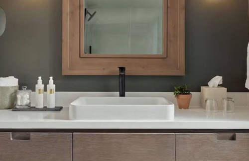 Goat Island Hotel | Ultimate Stay! Spacious Unit, Pool, Restaurant, Downtown Shopping District!