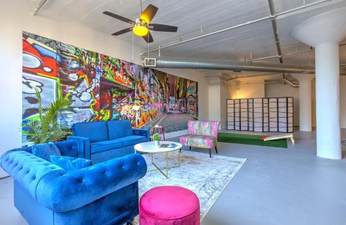Downtown West Apartment | Ultra Chic Loft walk to CityMu/Aquarium/ConvnCntr