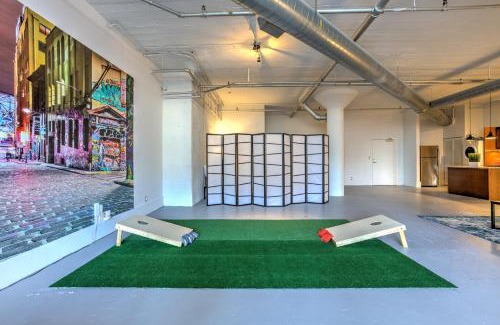 Downtown West Apartment | Ultra Chic Loft walk to CityMu/Aquarium/ConvnCntr