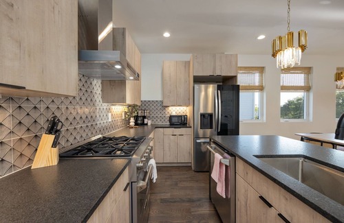 Talbot's Corner House | Ultra Heated Rooftop Pool! Arcade, Elevator, EV Charger, Sleeps 12, Full Home