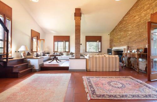 Zona III Marcigliana Villa | Ultra Luxe Villa w Stunning Pool Paradise