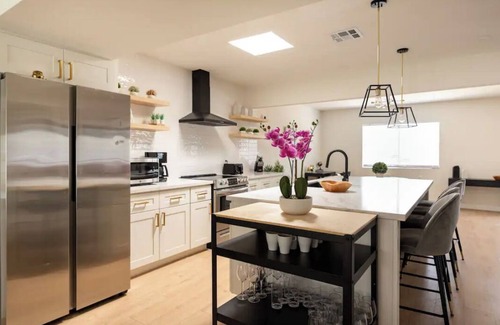 Paradise House | Ultra Lux modern vila + pool + parking. 14mins to strip
