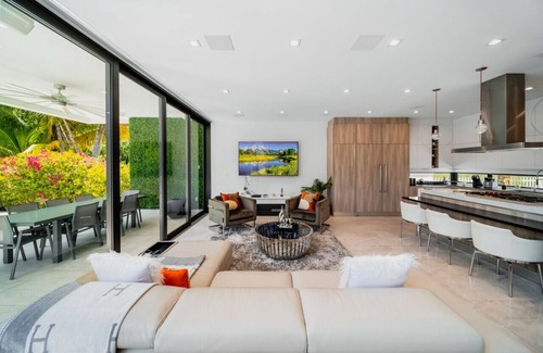The Roads Villa | Ultra Luxury 5BR Villa in Design District w/Pool, HOT TUB, Billiards & Cinema!