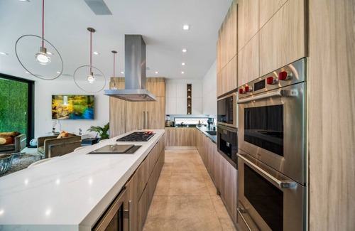 The Roads Villa | Ultra Luxury 5BR Villa in Design District w/Pool, HOT TUB, Billiards & Cinema!